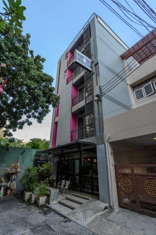 Cheqinn Hostel - Sukhumvit 4 Nana Plaza Banguecoque Exterior foto
