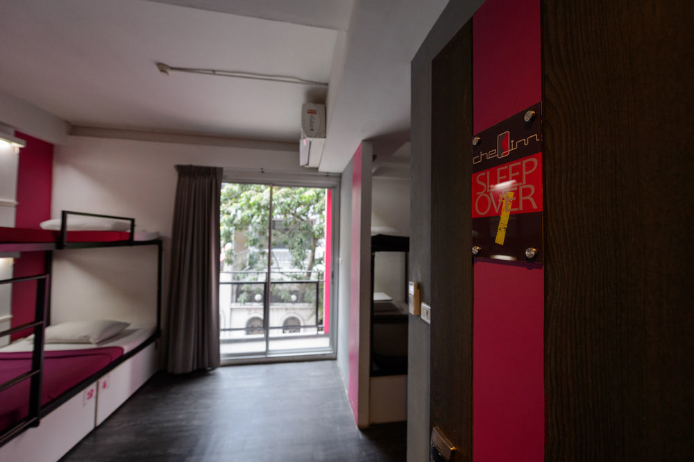 Cheqinn Hostel - Sukhumvit 4 Nana Plaza Banguecoque Exterior foto