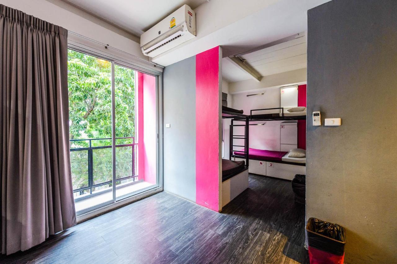 Cheqinn Hostel - Sukhumvit 4 Nana Plaza Banguecoque Exterior foto